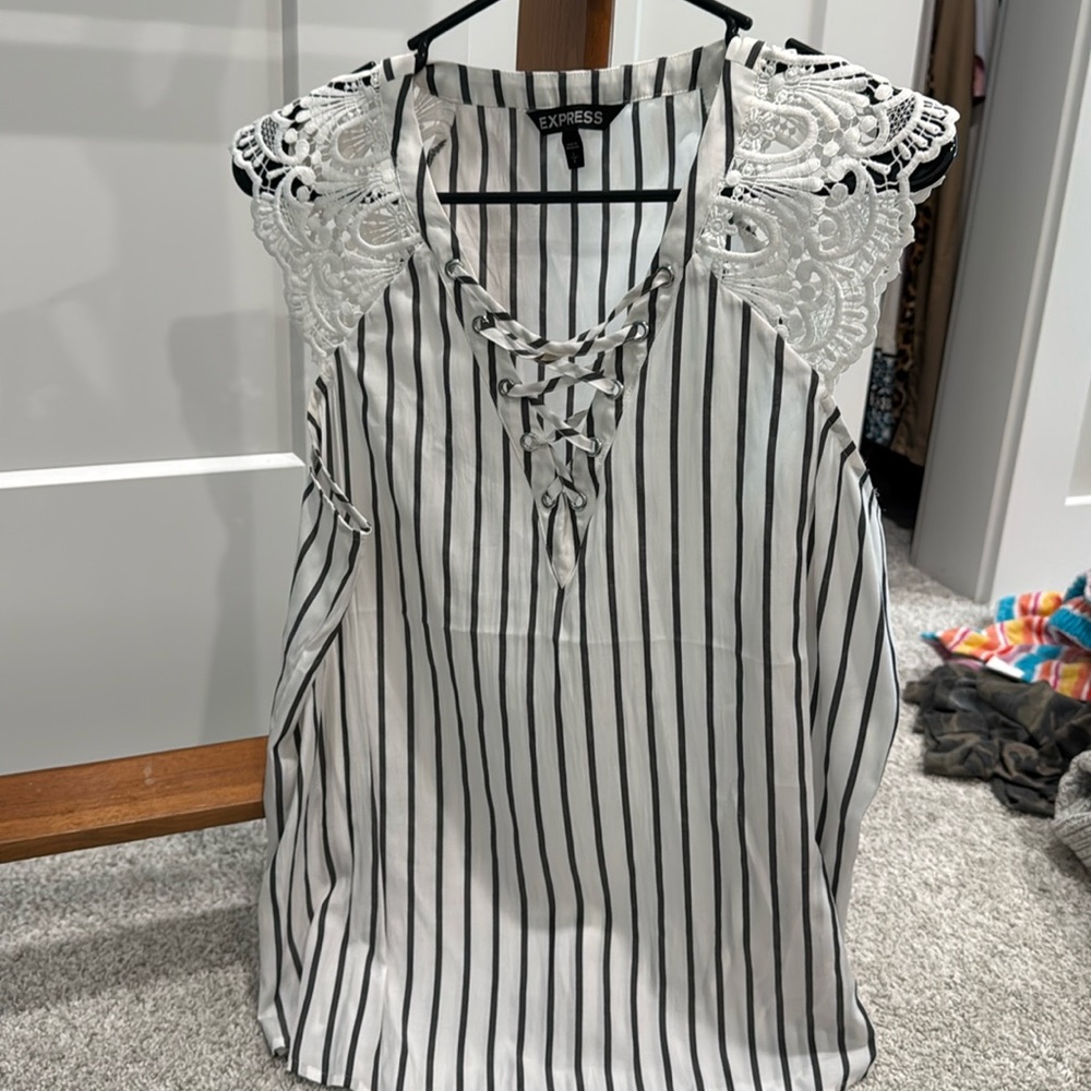 Express Large lace detail